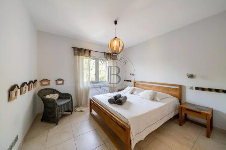 EXCLUSIVITÉ MOUGINS - VILLA NÉO-PROVENÇALE - VUE DÉGAGÉE