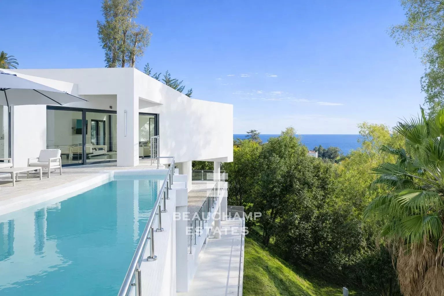 Villa contemporaine - vue mer & volumes généreux – Cannes