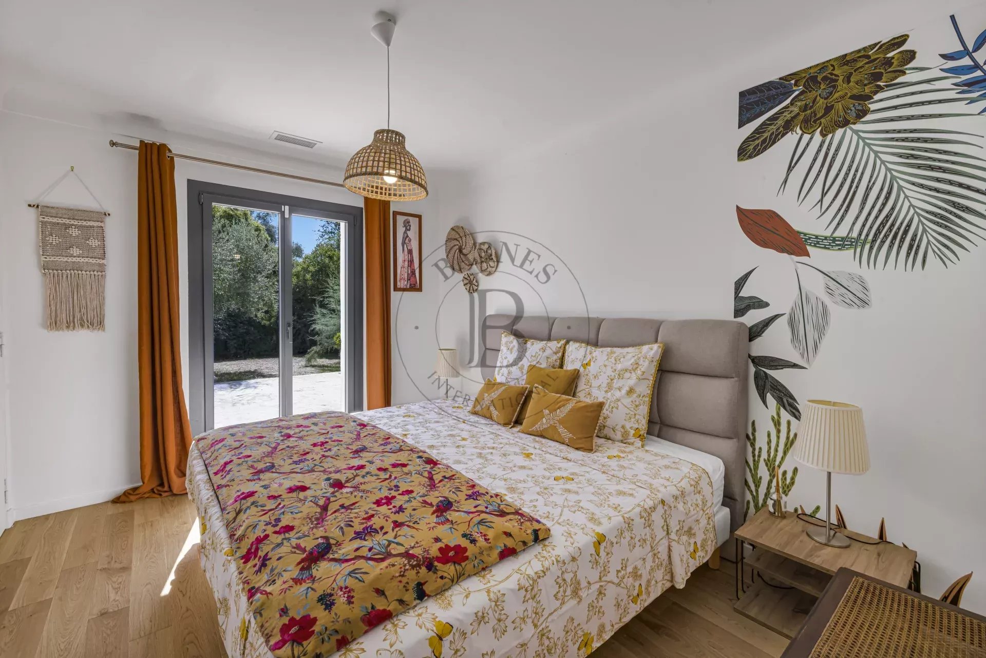 MOUGINS - VILLA DE PLAIN-PIED RENOVEE - PISCINE