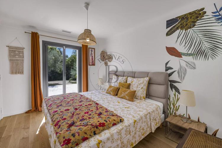 MOUGINS - VILLA DE PLAIN-PIED RENOVEE - PISCINE