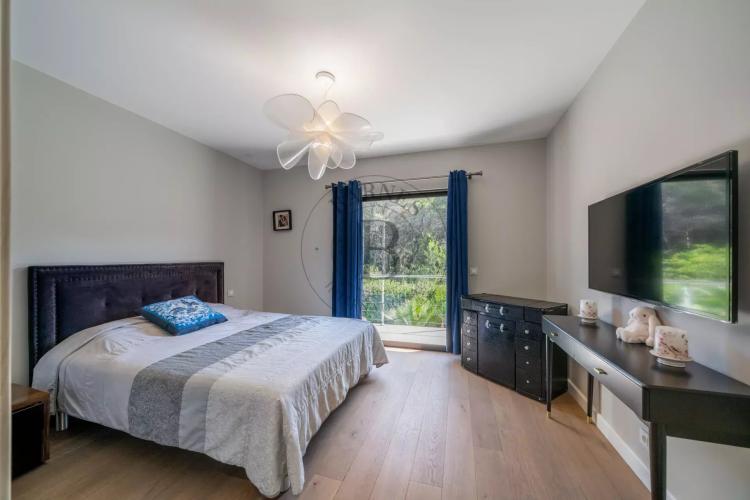 MOUGINS - VILLA CONTEMPORAINE - VUE FORÊT