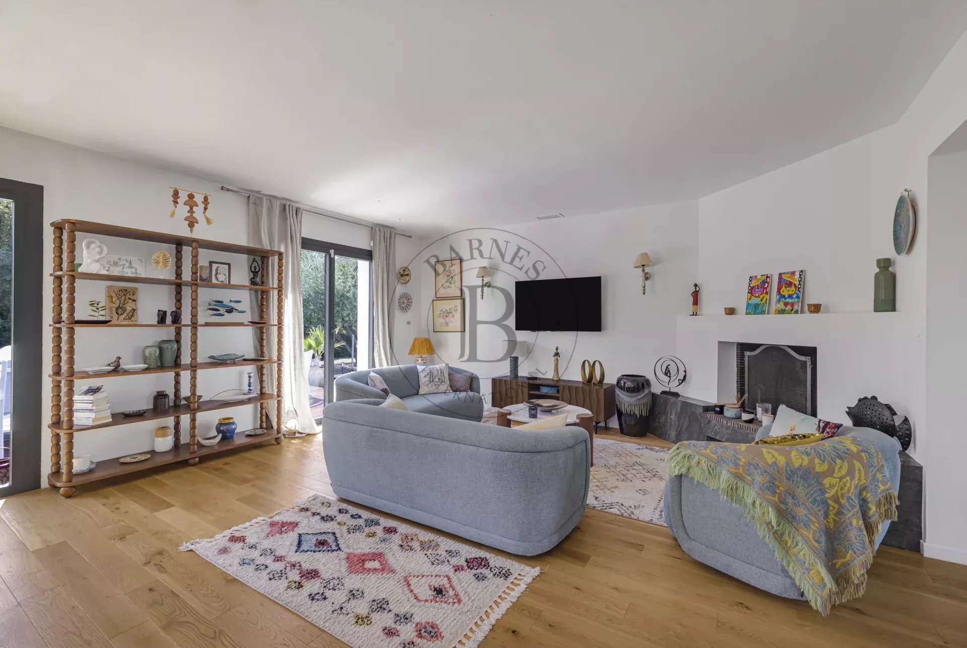 MOUGINS - VILLA DE PLAIN-PIED RENOVEE - PISCINE