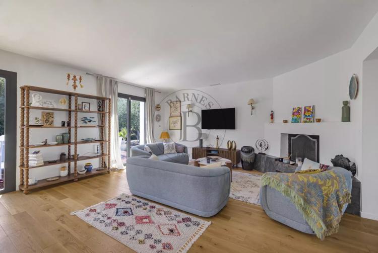 MOUGINS - VILLA DE PLAIN-PIED RENOVEE - PISCINE
