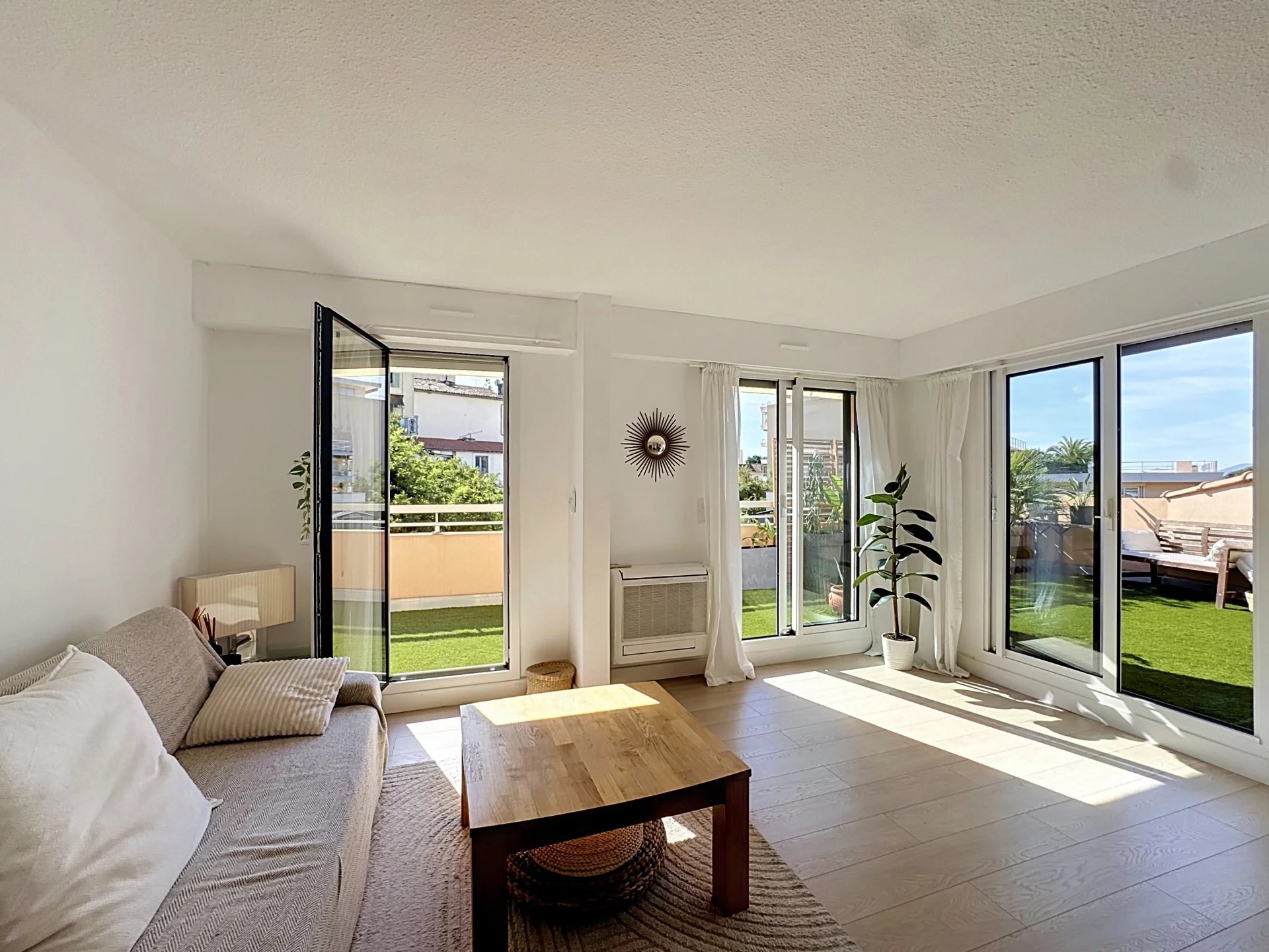 LE CANNET- APPARTEMENT FAÇON VILLA SUR LES TOITS – GARAGE & PISCINE