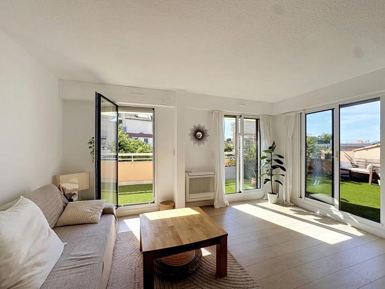 LE CANNET- APPARTEMENT FAÇON VILLA SUR LES TOITS – GARAGE & PISCINE