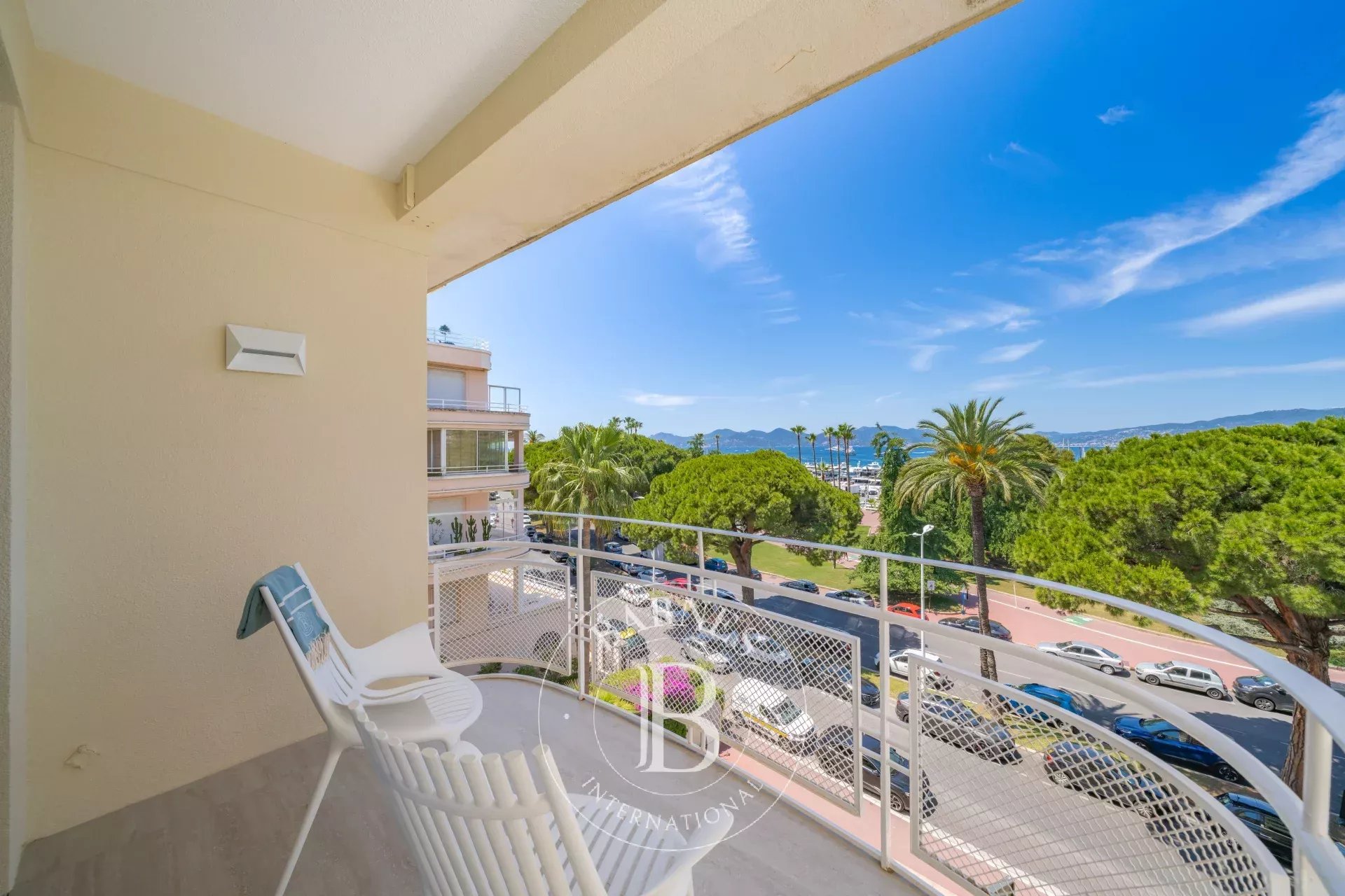 EXCLUSIVITÉ CANNES CROISETTE - 3 PIÈCES - TERRASSE - VUE MER