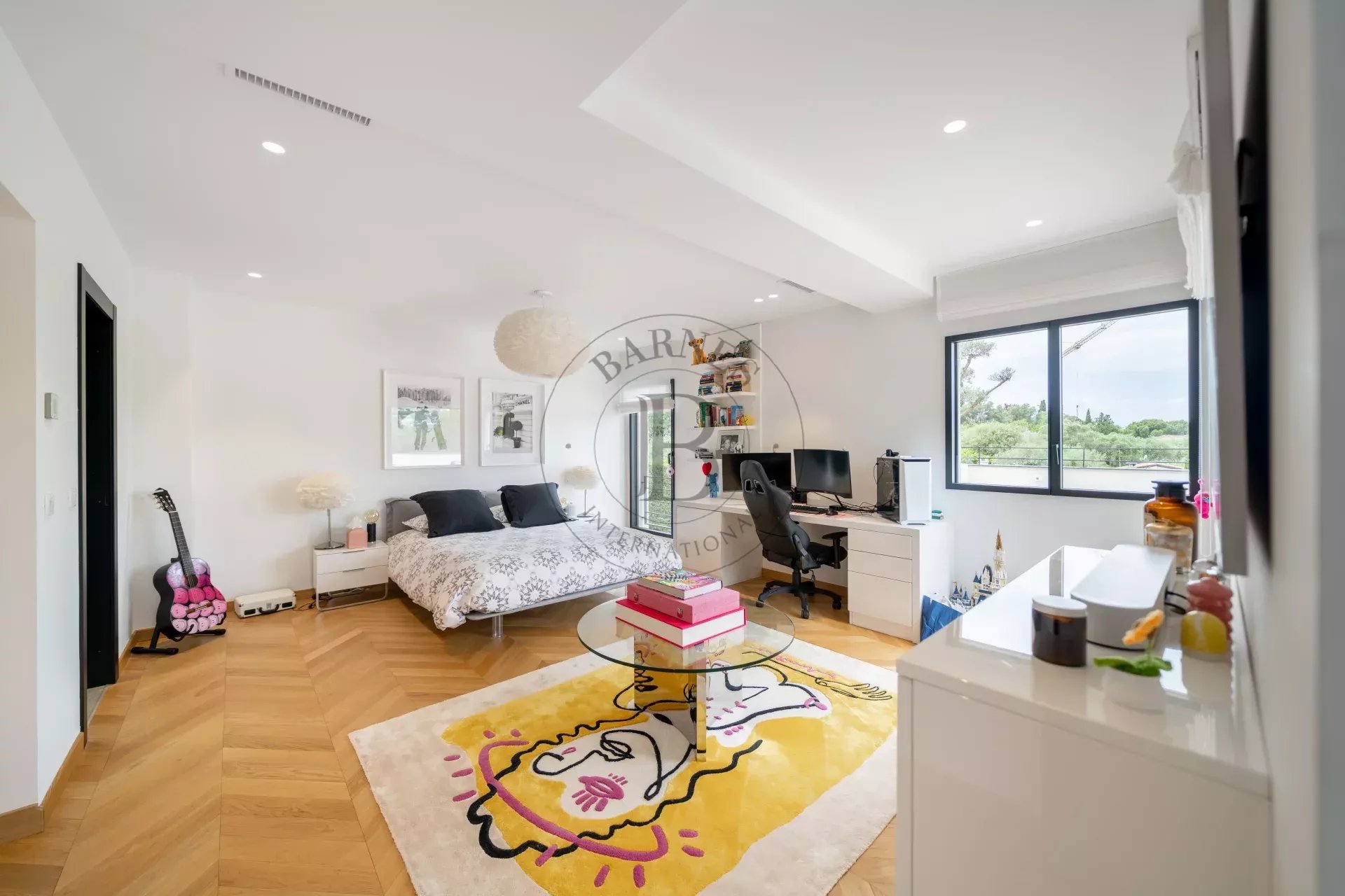 MOUGINS – SUPERBE VILLA MODERNE – DOMAINE FERMÉ