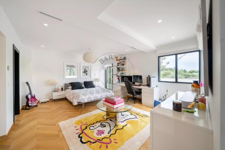 MOUGINS – SUPERBE VILLA MODERNE – DOMAINE FERMÉ