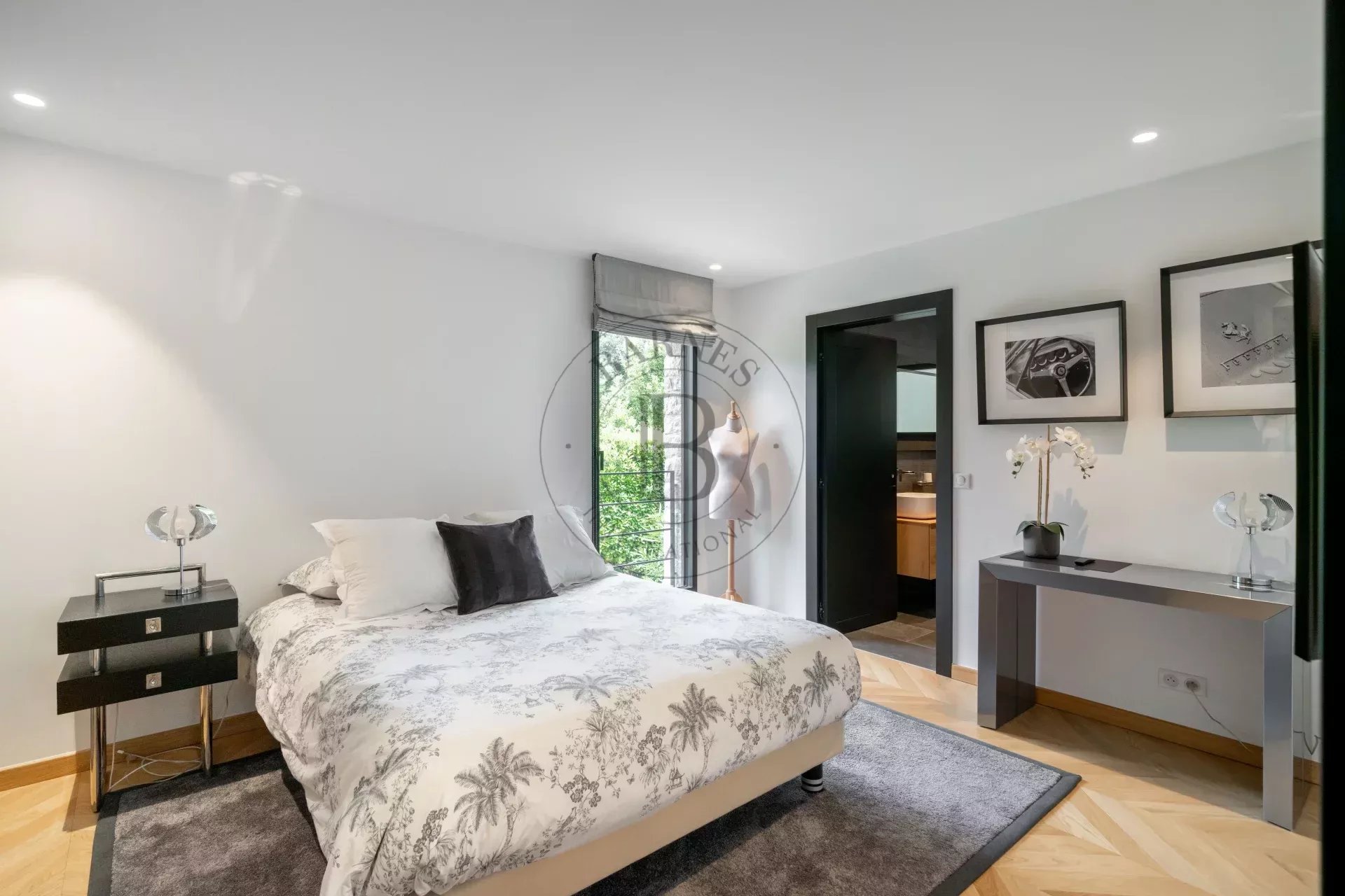 MOUGINS – SUPERBE VILLA MODERNE – DOMAINE FERMÉ