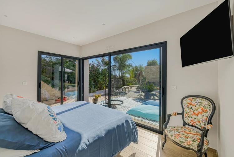 MOUGINS - VILLA CONTEMPORAINE NEUVE - AU CALME
