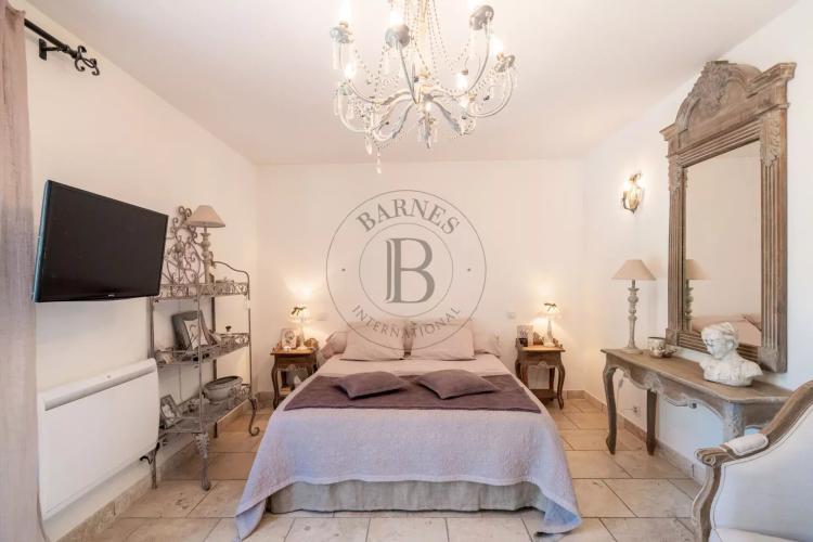 MOUGINS - VILLA DANS UN DOMAINE PRIVE - A PIEDS DES COMMODITES