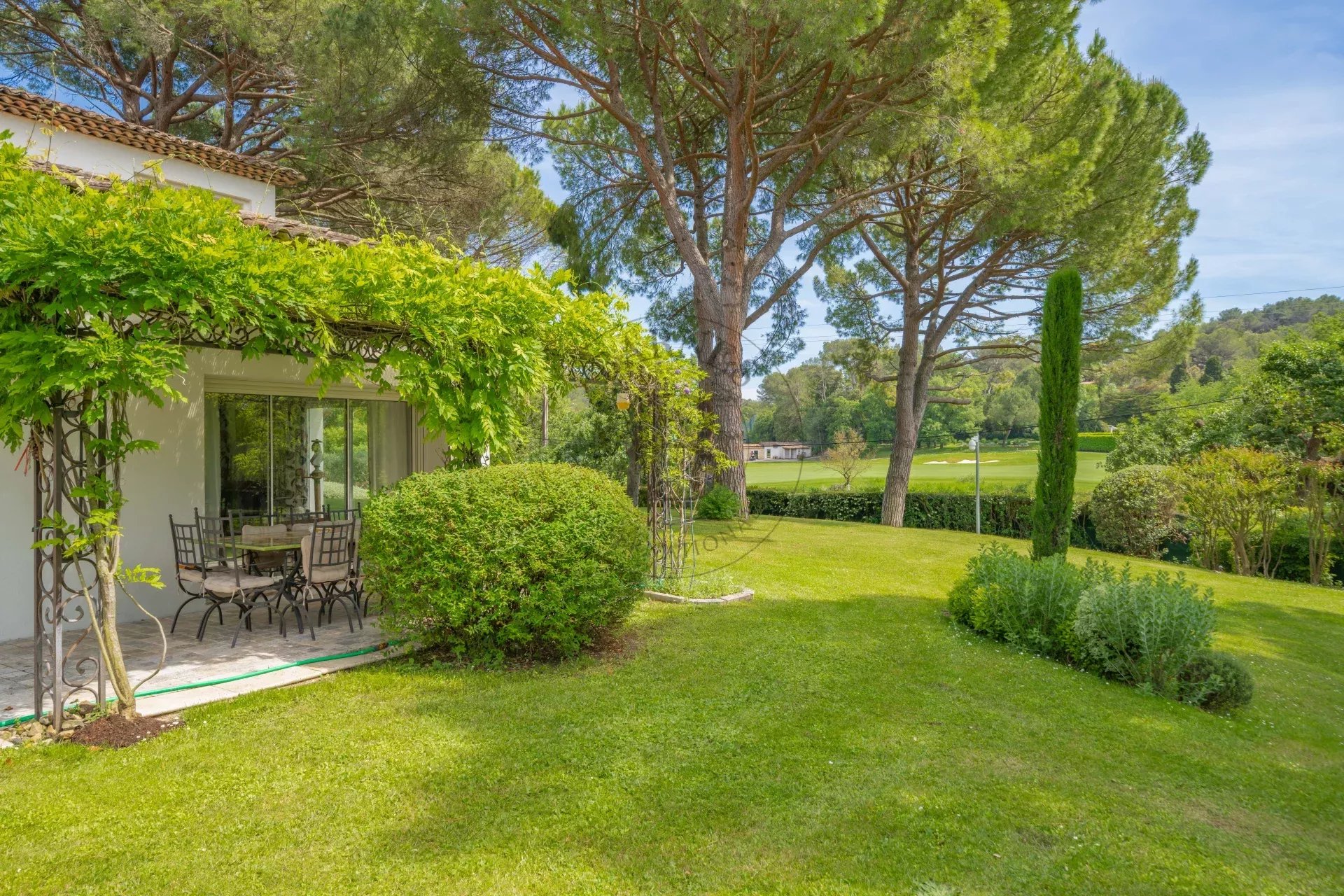 MOUGINS – VILLA AVEC PISCINE LAGON - PISCINE INTÉRIEURE ET TENNIS
