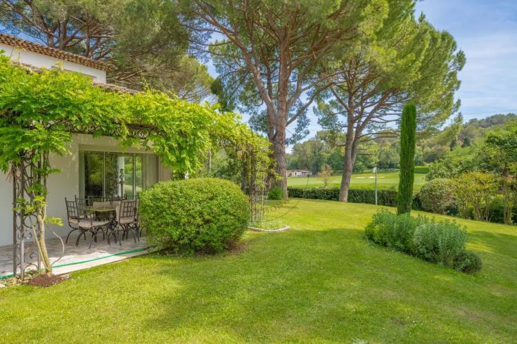 MOUGINS – VILLA AVEC PISCINE LAGON - PISCINE INTÉRIEURE ET TENNIS