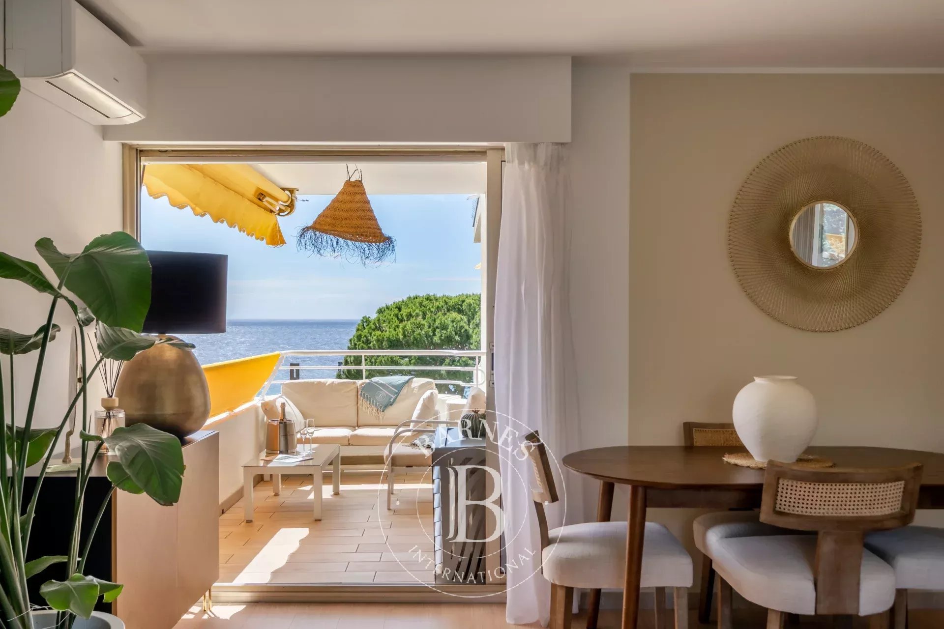 EXCLUSIVITÉ – CANNES BAS CROIX DES GARDES - DERNIER ETAGE - VUE MER - TERRASSE - ACCES DIRECT PLAGE - 1 CHAMBRE