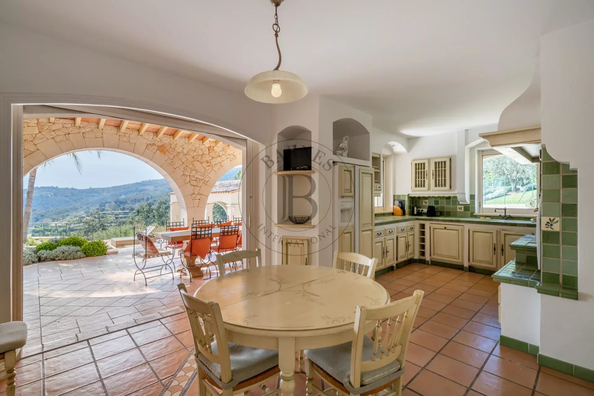 PROCHE MOUGINS - VILLA PROVENÇALE AVEC VUE MER ET COLLINES PANORAMIQUE