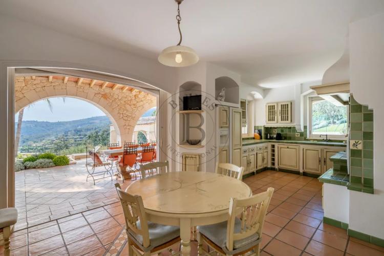 PROCHE MOUGINS - VILLA PROVENÇALE AVEC VUE MER ET COLLINES PANORAMIQUE