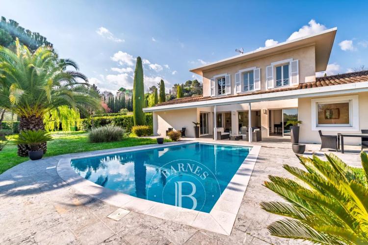 À pied du village de Valbonne – Villa plein sud, piscine, studio indépendant