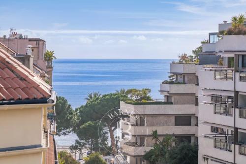EXCLUSIVITÉ - CANNES ARRIÈRE CROISETTE - 5 PIÈCES - BALCON - APERÇU MER - DERNIER ETAGE