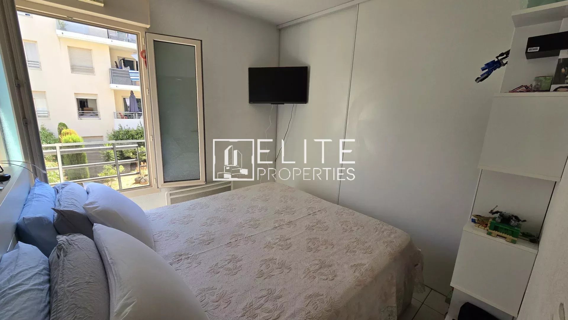APPARTEMENT 3 PIÈCES  60 m² + 3 PARKINGS – ANTIBES
