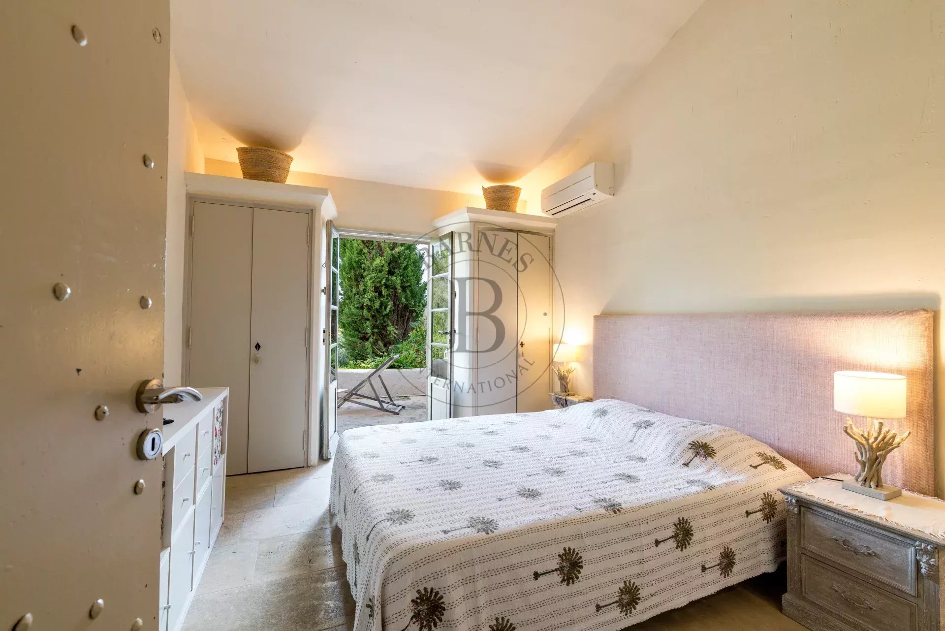 PROCHE MOUGINS - DOMAINE DE CASTELLARAS - AU CALME