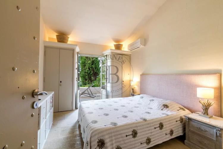 PROCHE MOUGINS - DOMAINE DE CASTELLARAS - AU CALME