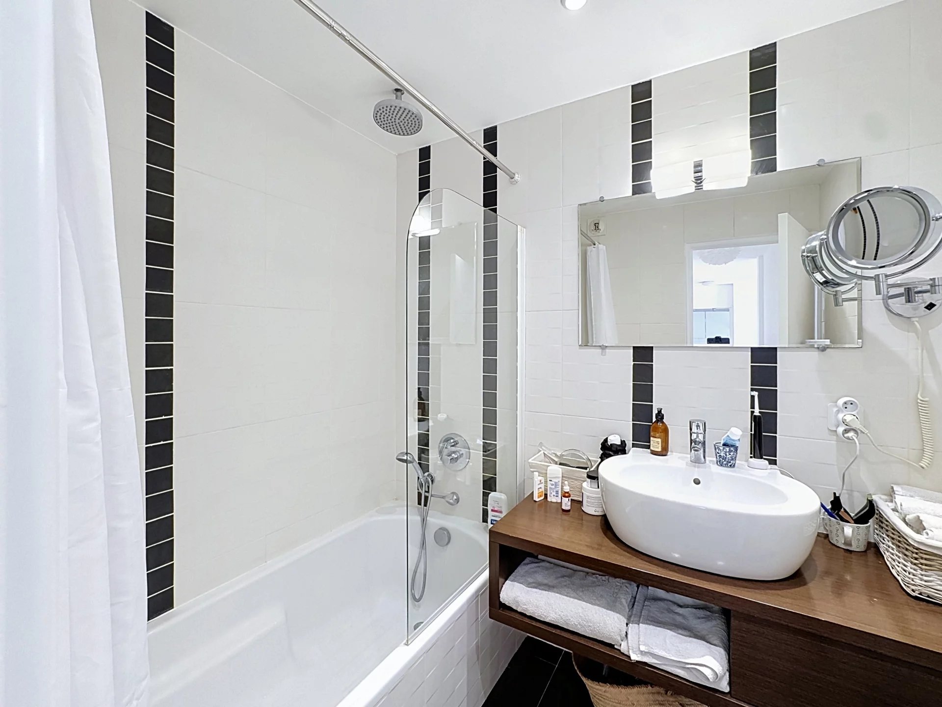 LE CANNET- APPARTEMENT FAÇON VILLA SUR LES TOITS – GARAGE & PISCINE