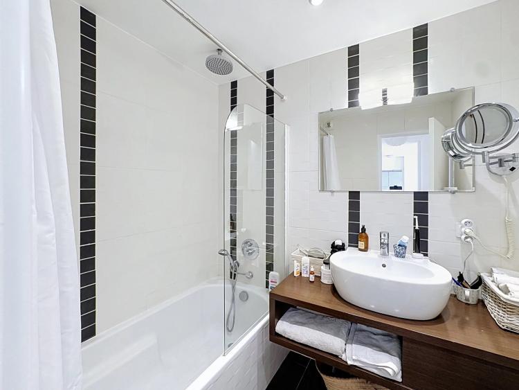 LE CANNET- APPARTEMENT FAÇON VILLA SUR LES TOITS – GARAGE & PISCINE