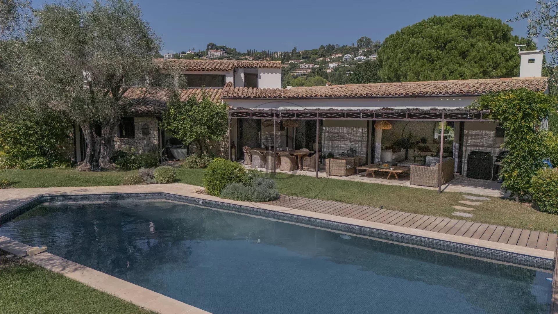 MOUGINS - VILLA RECEMMENT RENOVEE DANS UN DOMAINE CONFIDENTIEL