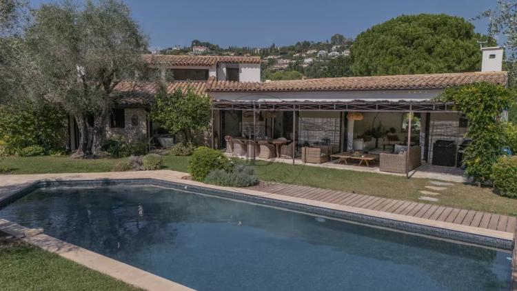 MOUGINS - VILLA RECEMMENT RENOVEE DANS UN DOMAINE CONFIDENTIEL