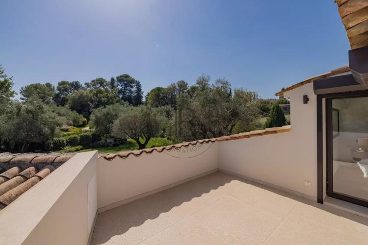 MOUGINS - VILLA RECEMMENT RENOVEE DANS UN DOMAINE CONFIDENTIEL