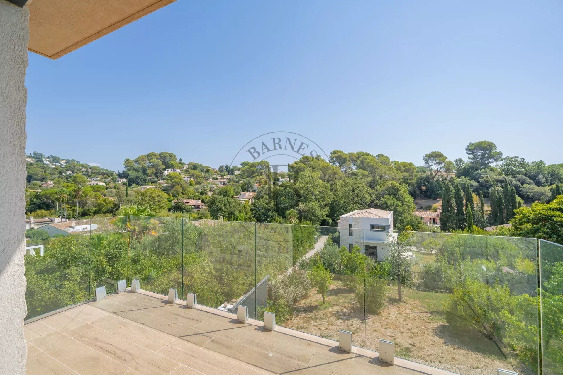MOUGINS - VILLA NEUVE CONTEMPORAINE