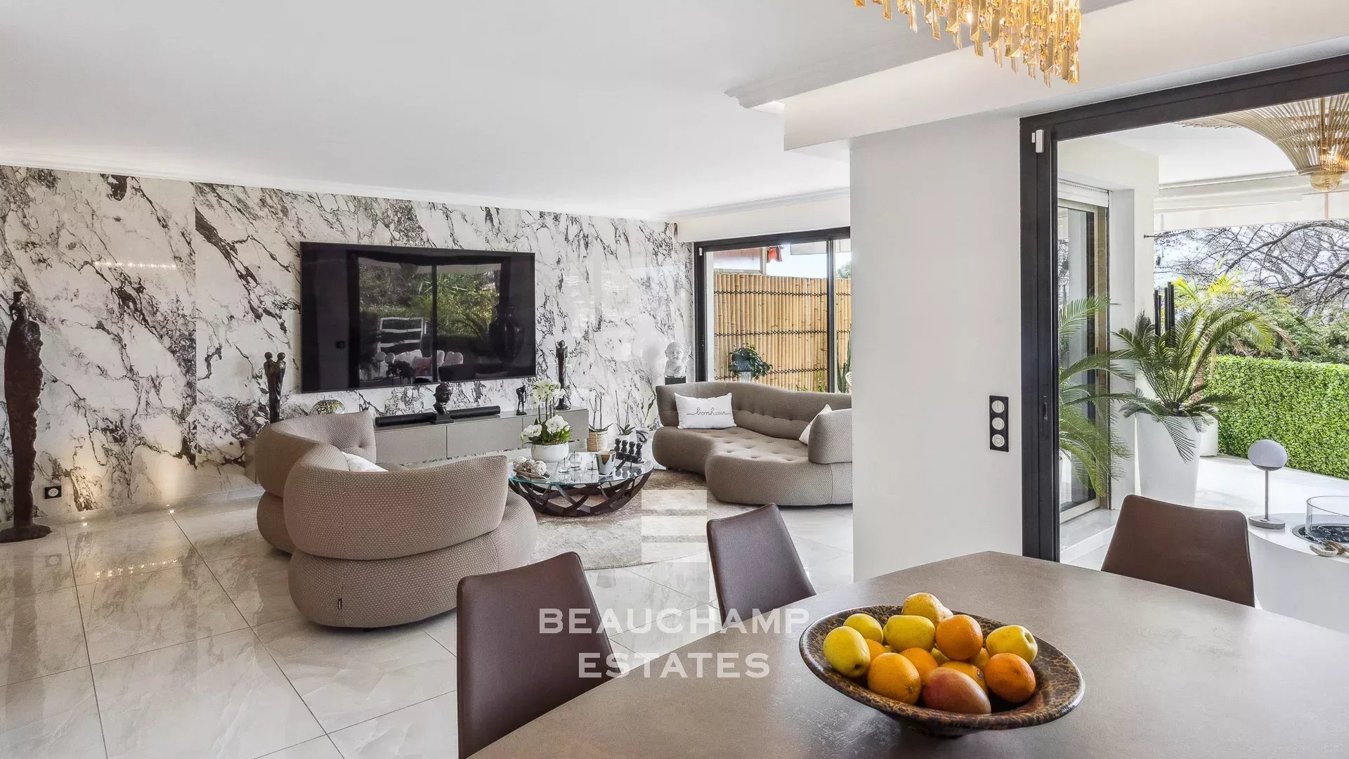 Appartement contemporain avec vue collines