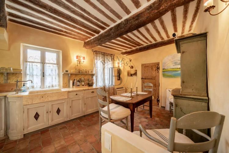 MOUGINS- MAISON DE VILLAGE