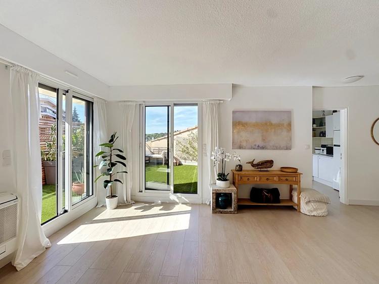 LE CANNET- APPARTEMENT FAÇON VILLA SUR LES TOITS – GARAGE & PISCINE
