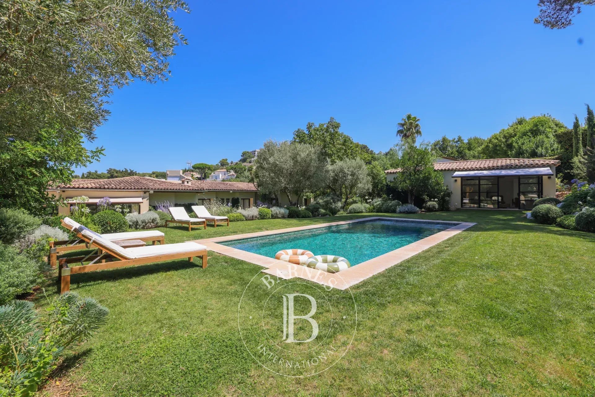 PROCHE MOUGINS - LE CANNET - VILLA RÉNOVÉE - PISCINE