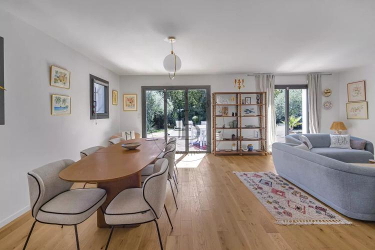 MOUGINS - VILLA DE PLAIN-PIED RENOVEE - PISCINE