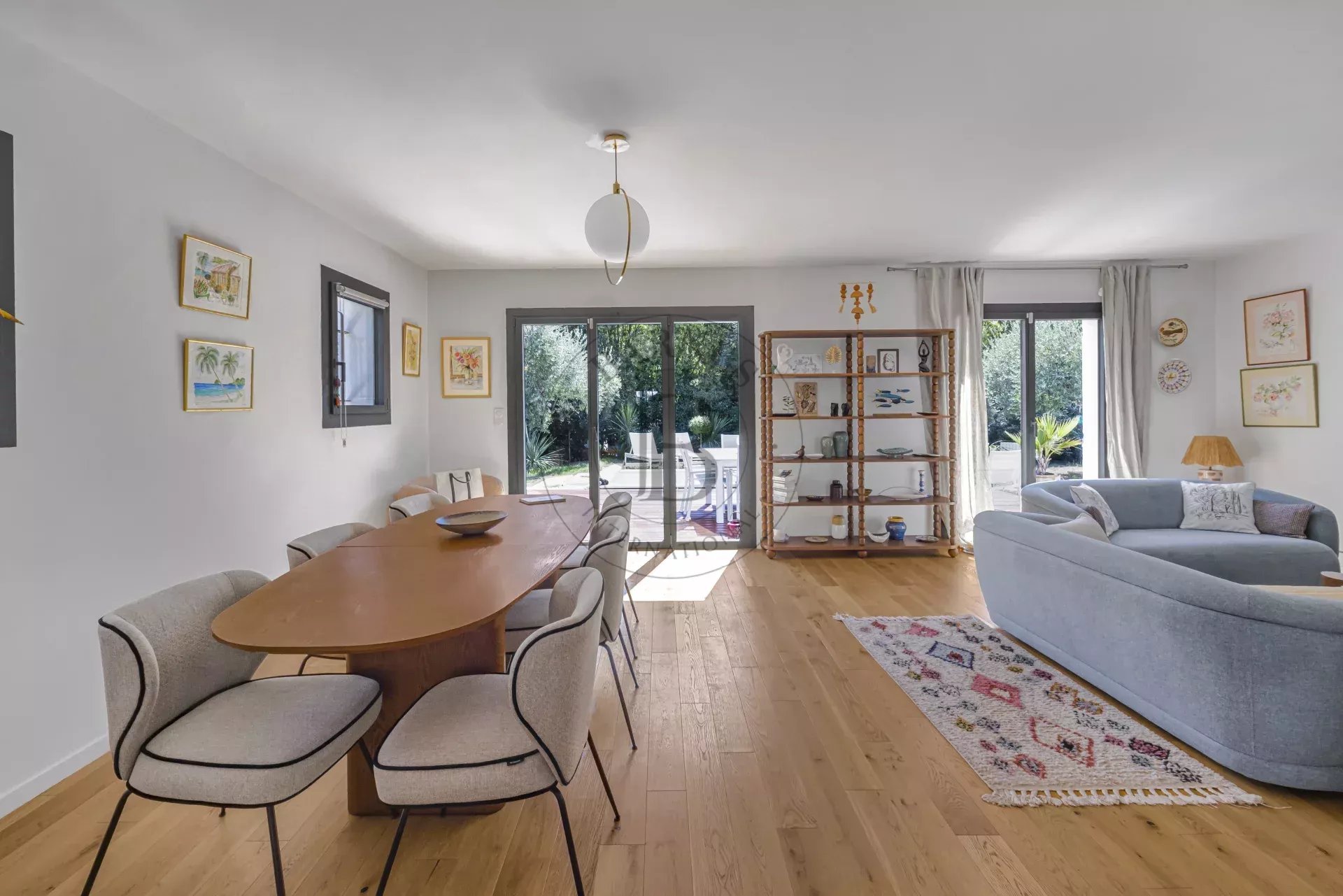 MOUGINS - VILLA DE PLAIN-PIED RENOVEE - PISCINE