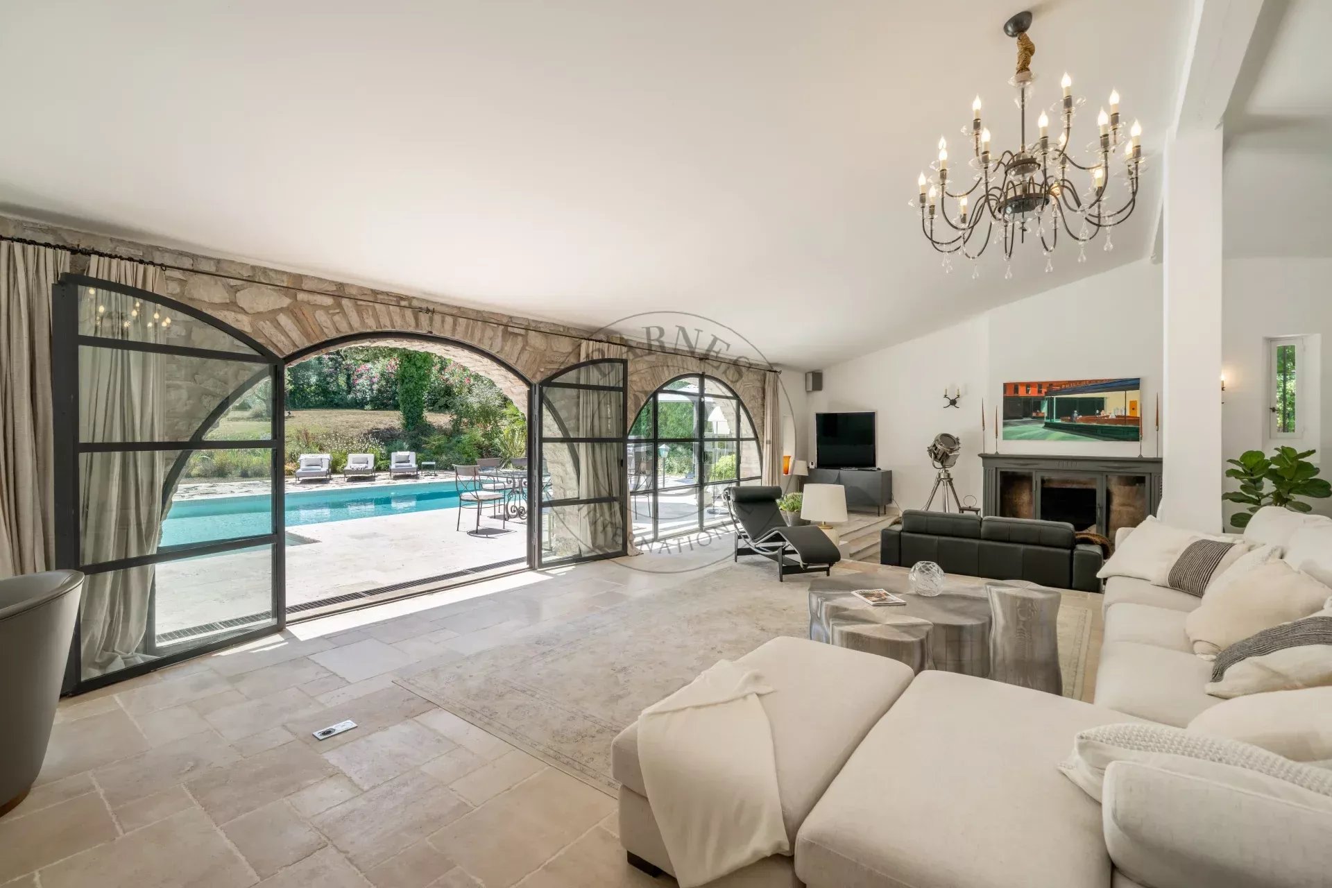 MOUGINS - VILLA DE CHARME - PROCHE DE L'ETANG