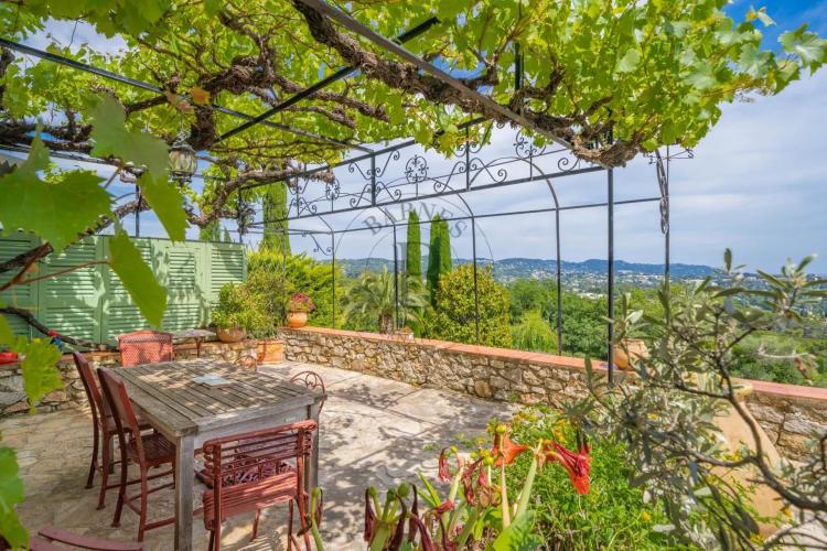 MOUGINS – VILLA EN PIERRE – VUE COLLINES ET MER