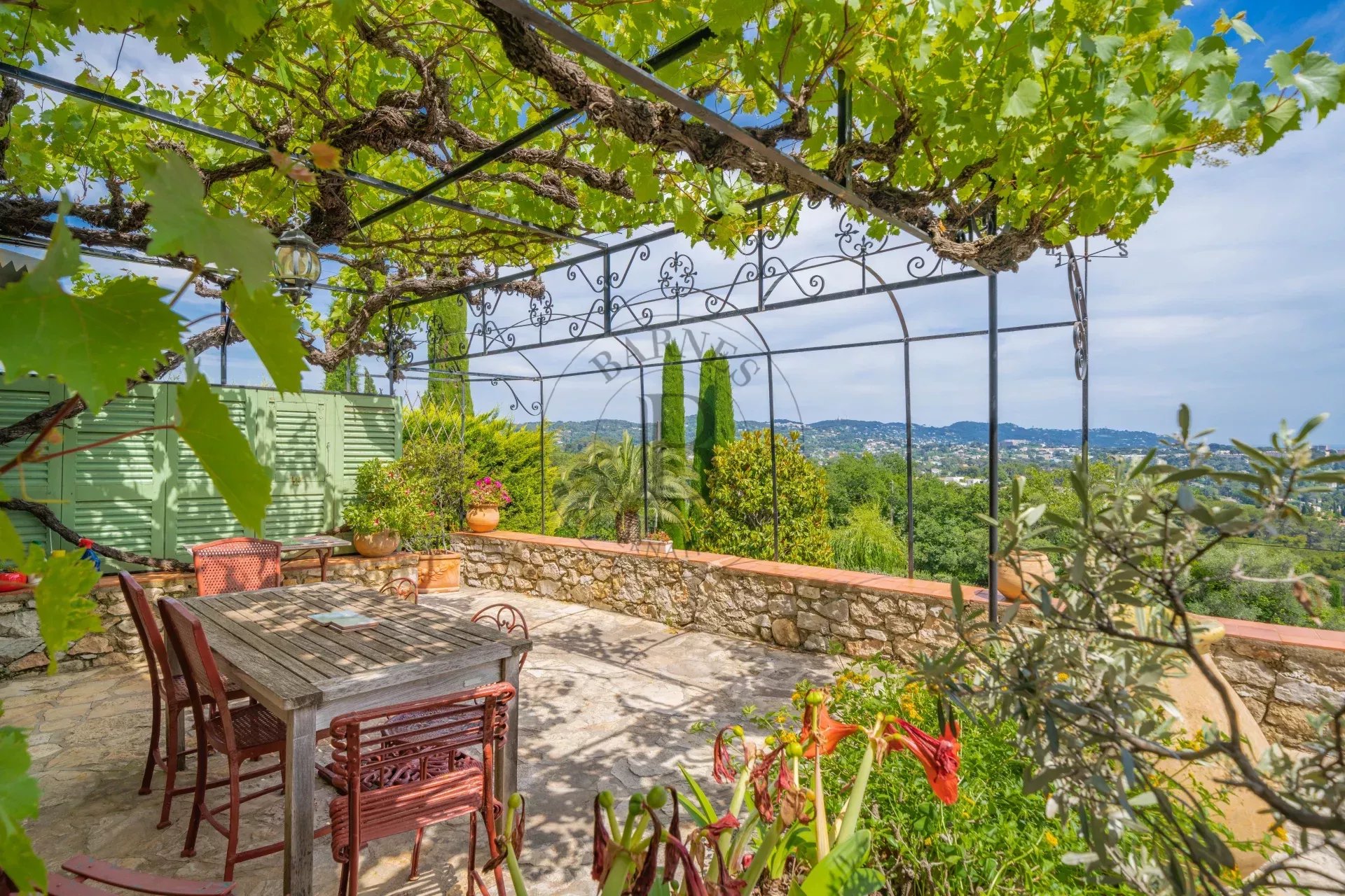MOUGINS – VILLA EN PIERRE – VUE COLLINES ET MER