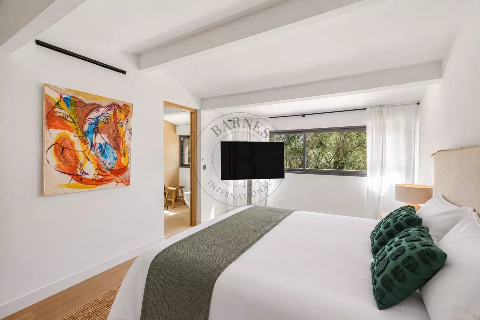 MOUGINS - VILLA RECEMMENT RENOVEE DANS UN DOMAINE CONFIDENTIEL
