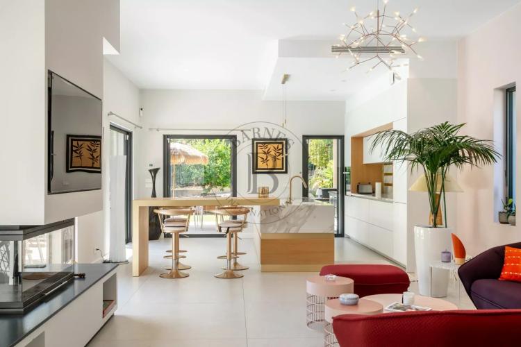 MOUGINS - VILLA CONTEMPORAINE - VUE FORÊT