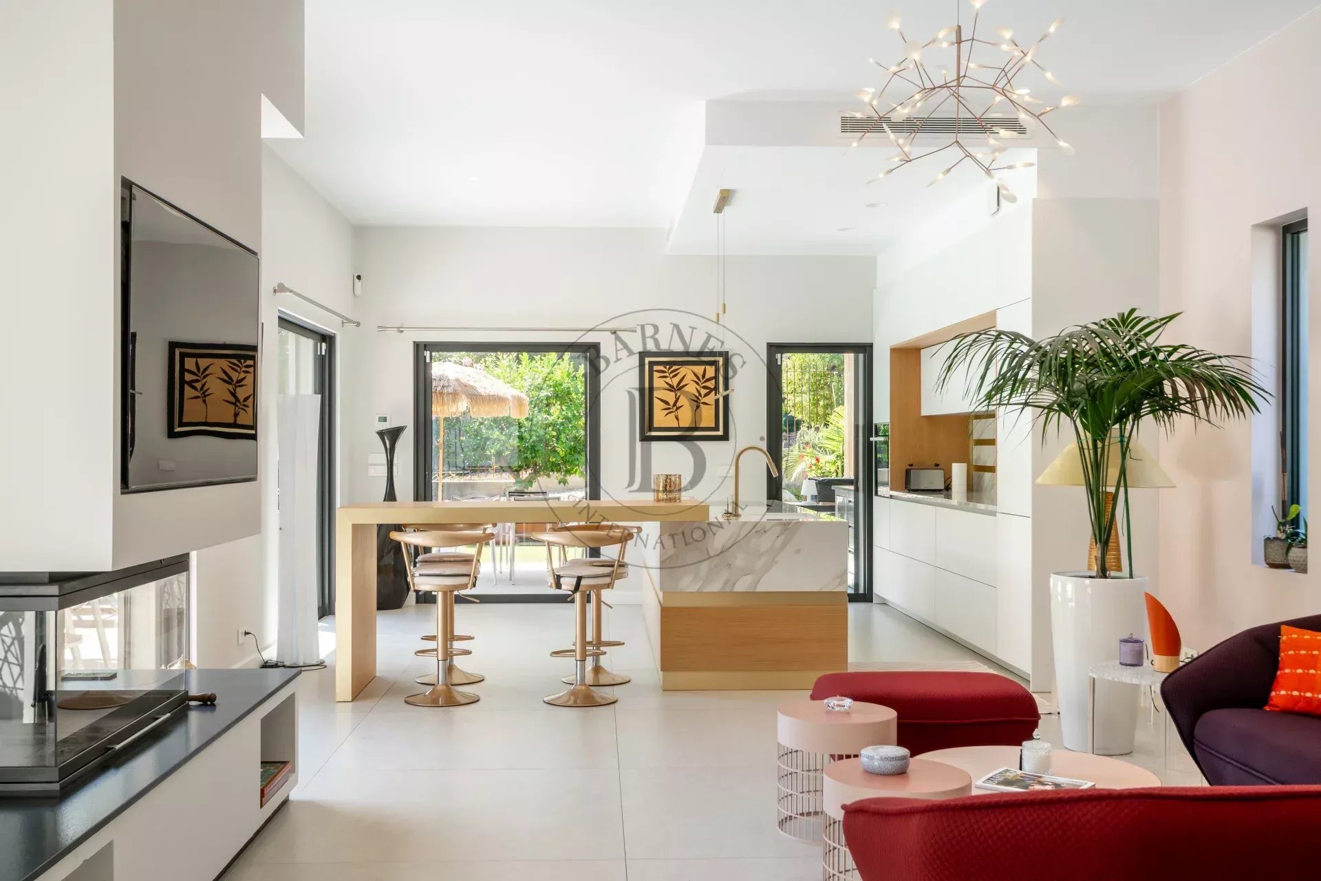 MOUGINS - VILLA CONTEMPORAINE - VUE FORÊT