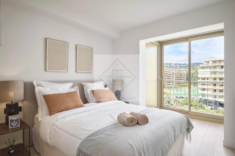 Cannes Croisette – Superbe 3 pièces rénové avec vue panoramique sur la baie de Cannes !