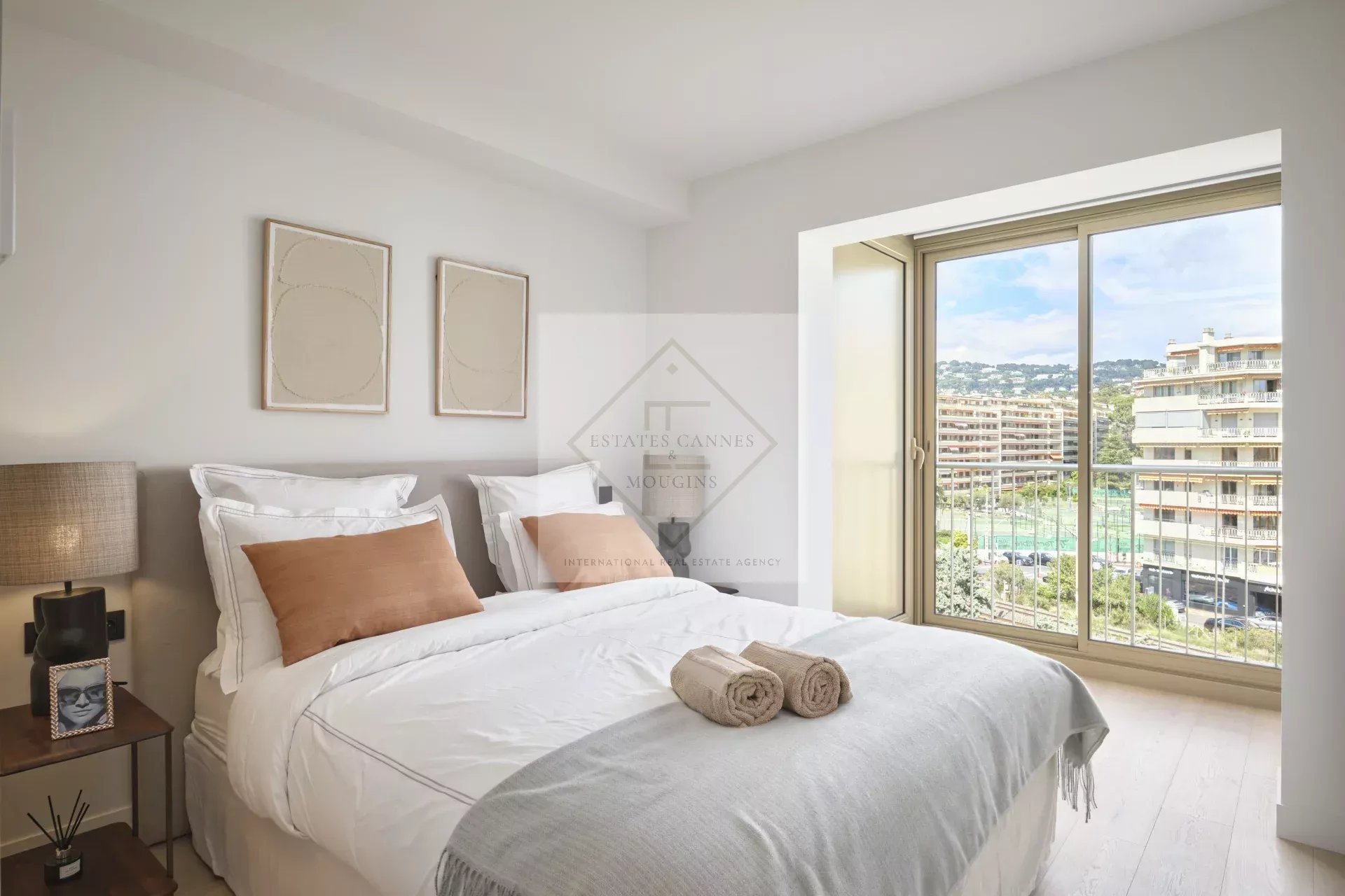 Cannes Croisette – Superbe 3 pièces rénové avec vue panoramique sur la baie de Cannes !