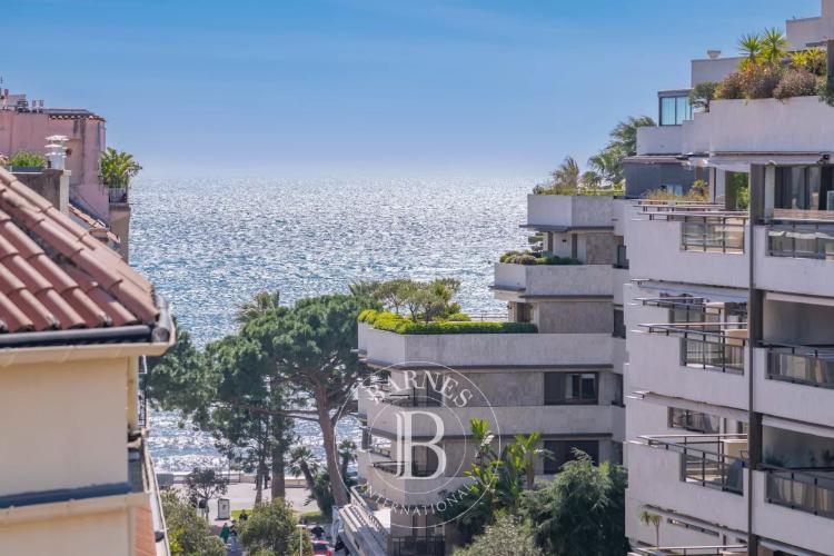 EXCLUSIVITÉ - CANNES ARRIÈRE CROISETTE -  5 PIÈCES - BALCON - APERÇU MER - DERNIER ETAGE