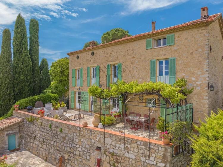 MOUGINS – VILLA EN PIERRE – VUE COLLINES ET MER