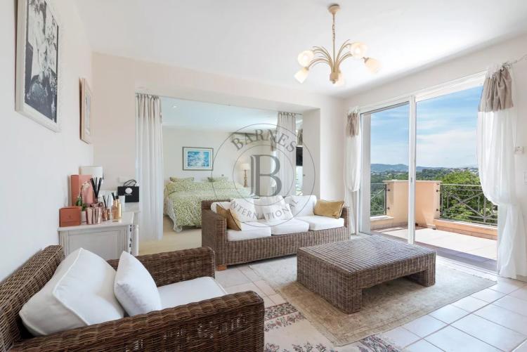 MOUGINS - VILLA AVEC VUE DANS DOMAINE SECURISE