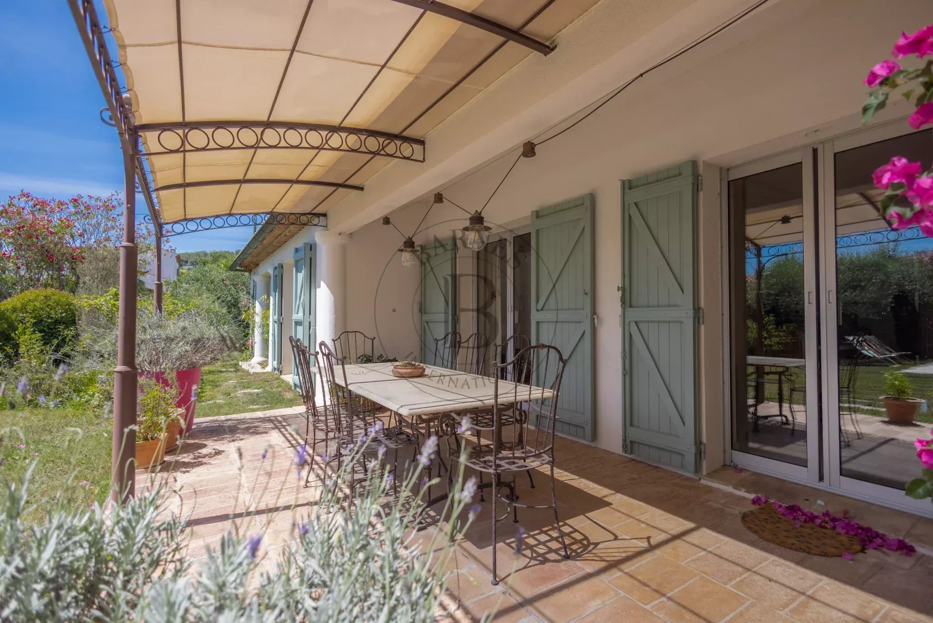 MOUGINS - VILLA AU CALME