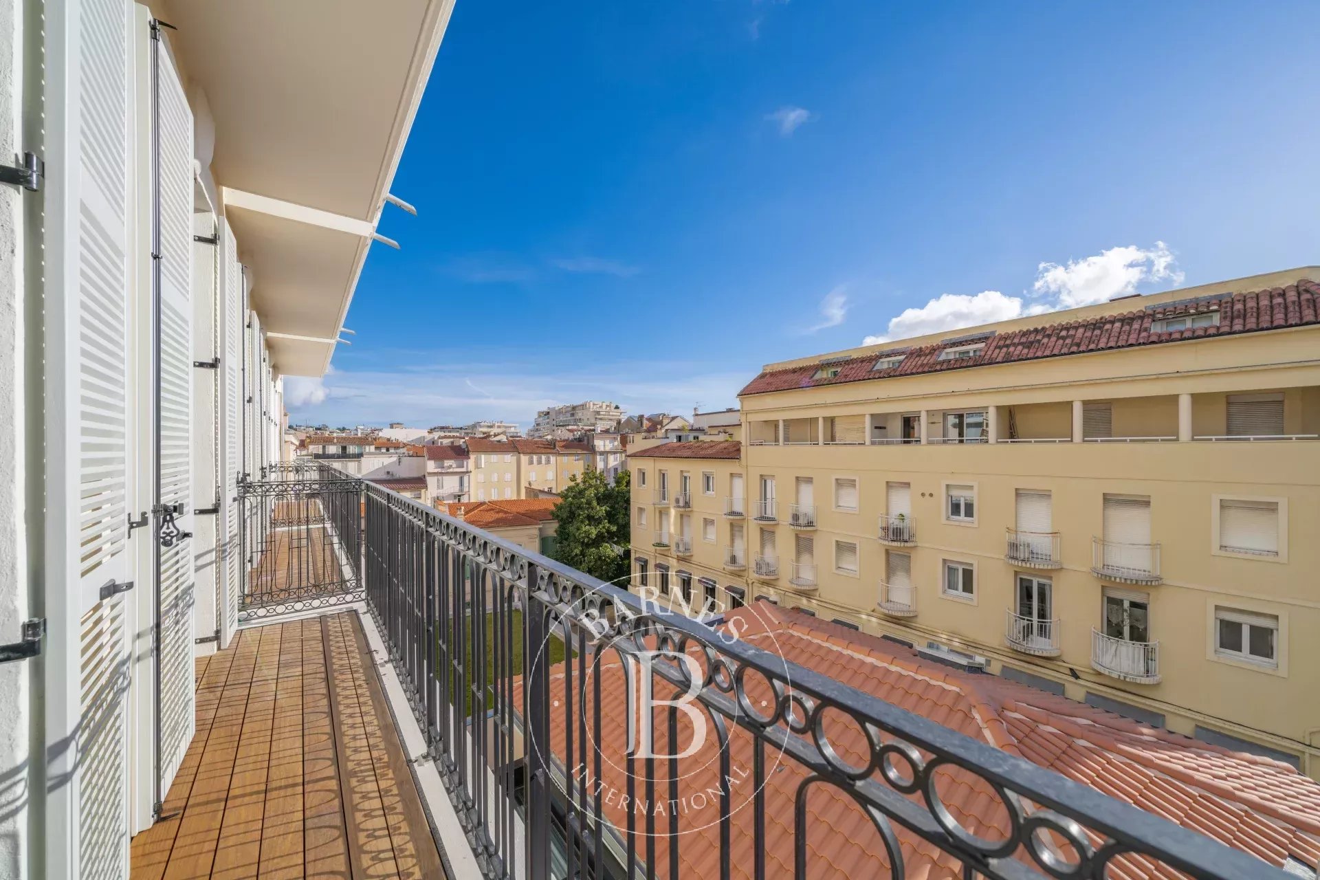 EXCLUSIVITÉ - CANNES – ARRIÈRE CROISETTE – 4 PIÈCES - BALCON - APERÇU MER